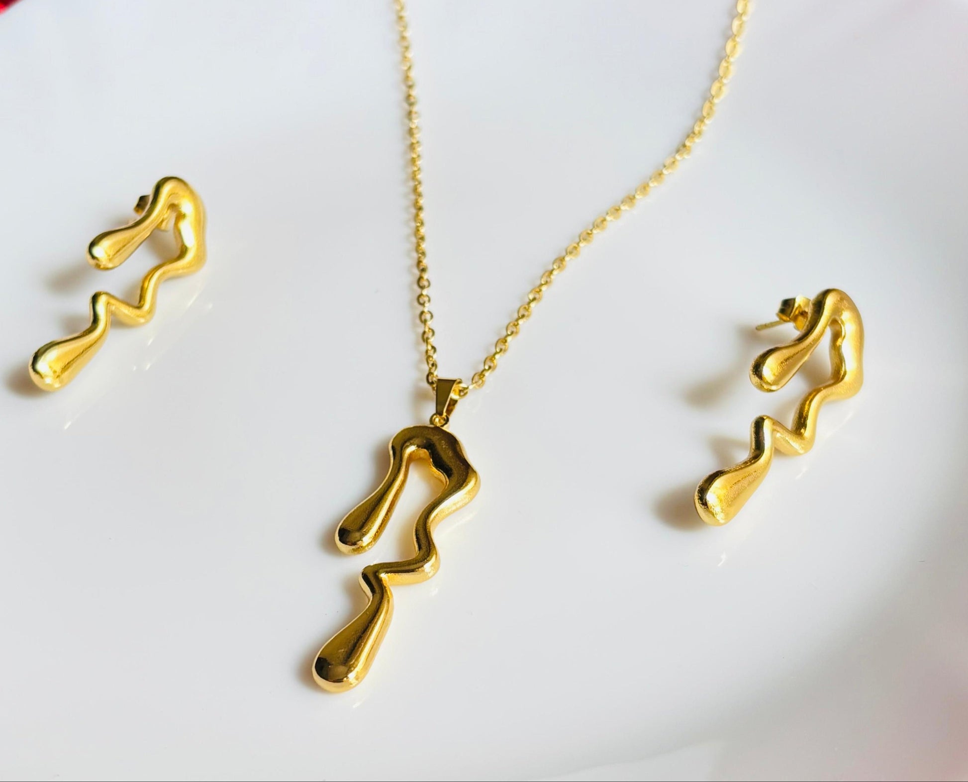 Anti tarnish jewelery; demi-fine; hypoallergenic; pendant set