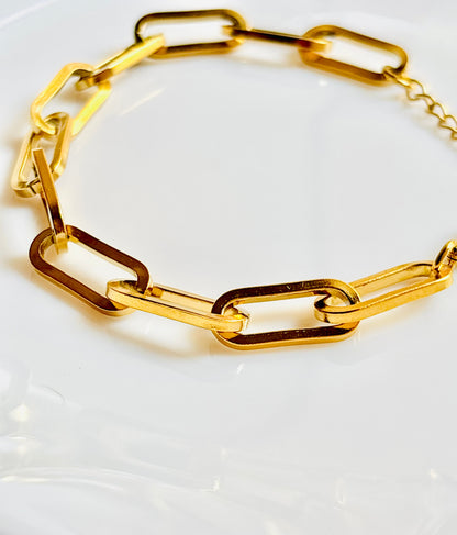 Golden chain bracelet; shiny; pretty; daily; everyday wear; office; formal