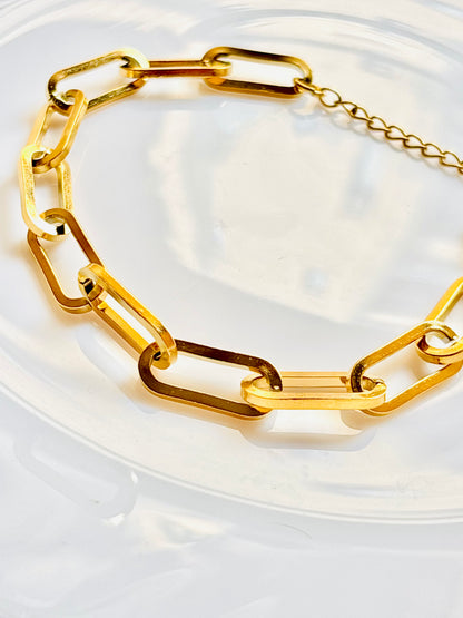 Trendy; classy; chain; bracelet; golden; waterproof; anti tarnish