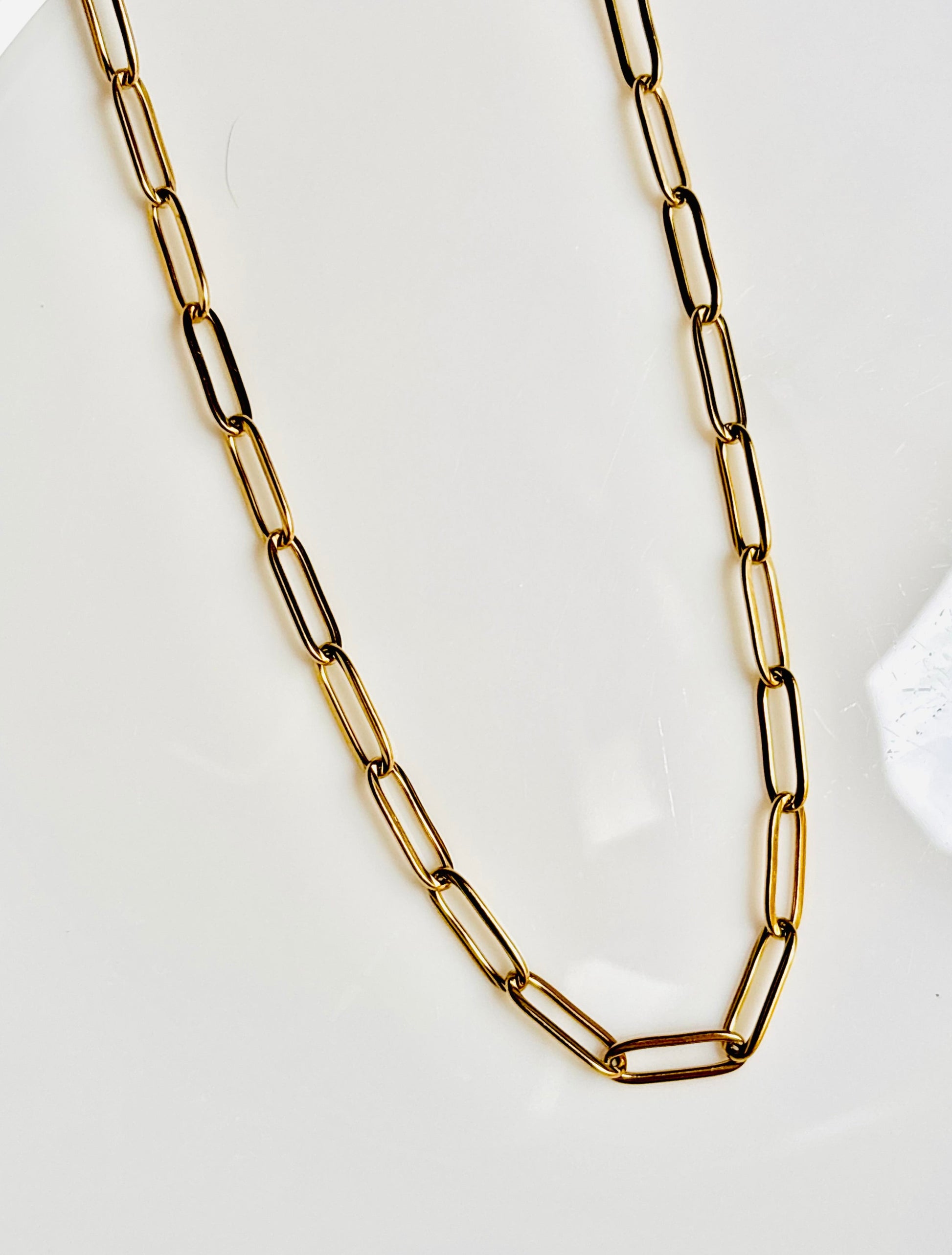 Gold chain; trendy; minimalist; skin friendly; aesthetic