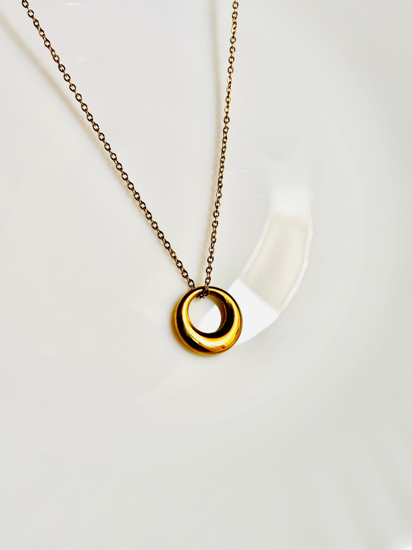 circle, pendent, gold, gold plated, elegent, classy, gift