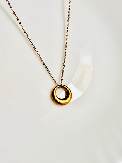 circle, pendent, gold, gold plated, elegent, classy, gift