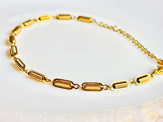 Golden bracelet, everyday, office use, formal, aesthetic, minimalist