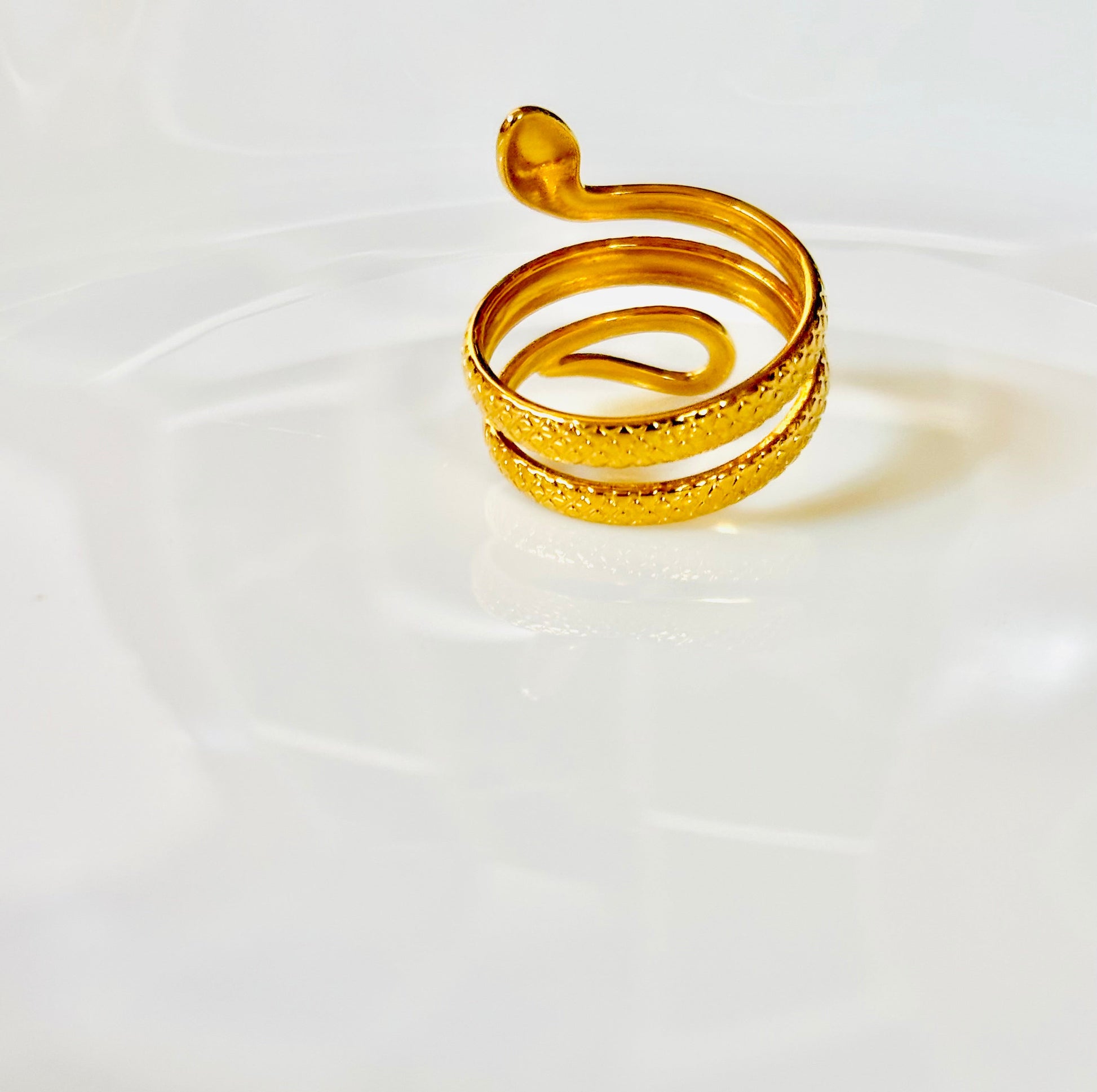 Gold snake-shaped ring; waterproof; anti tarnish; sweat proof; shiny; trendy; statement; classy; elegant